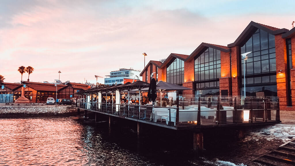 Românticos à Beira-Mar em Portugal