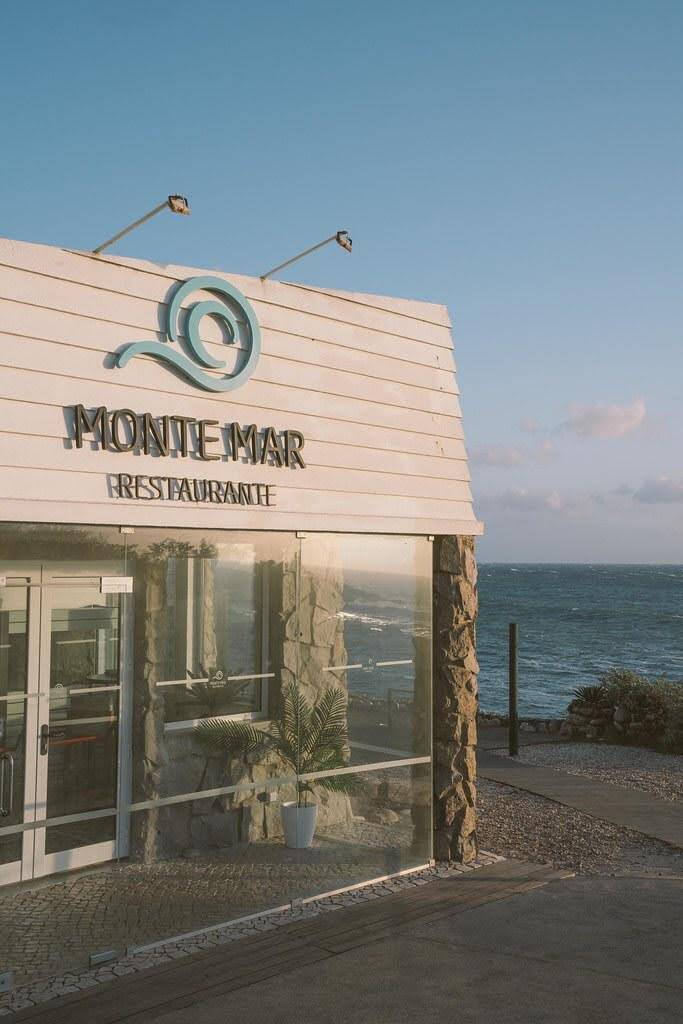 Desde enseadas escondidas no Algarve até aos restaurantes tradicionais à beira da praia em Sesimbra, cada região transmite uma atmosfera única. Algumas esplanadas estão suspensas sobre falésias dramáticas, enquanto outras se situam diretamente na areia, permitindo-lhe jantar com os pés quase a tocar o oceano. Um copo de Vinho Verde ou um prato de peixe grelhado transforma uma refeição simples numa memória duradoura. Quer esteja a celebrar uma ocasião especial ou simplesmente a aproveitar a companhia de alguém querido, as margens de Portugal oferecem o equilíbrio certo entre sabor, ambiente e intimidade. Jantares Românticos à Beira-Mar em Portugal